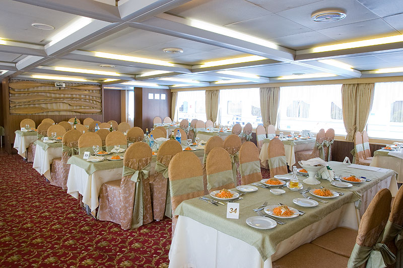 Restaurante a bordo del MS Vasilyi Surikov CRUCEROS RUSIA CRUCEROS MOSCU CRUCEROS FLUVIALES RUSIA CRUCEROS FLUVIALES VOLGA RUSSIA RIVER CRUISES CRUCEROS SAN PETERSBURGO CRUCEROS RIO VOLGA ISLA KIZHI GORITZY UGLICH CRUCEROS RUSIA SURIKOV RESTAURANTE